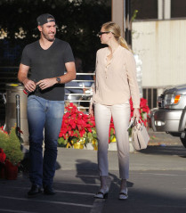 Kate Upton and Justin Varlander Shopping at the CVS in Beverly Hills фото №1024221