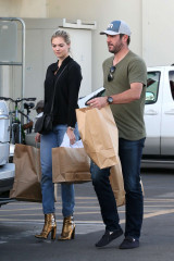 Kate Upton Shopping in Los Angeles фото №927436