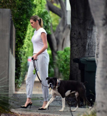 Kate Upton walking her dog in Los Angeles фото №964358