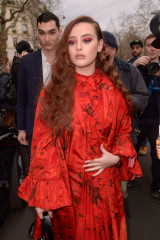 Katherine Langford - Valentino Show Paris Fashion Week 03/03/2019 фото №1160850