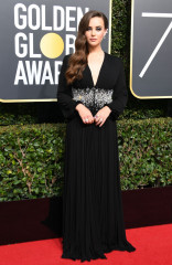 Katherine Langford – Golden Globe Awards 2018 in Beverly Hills фото №1055179