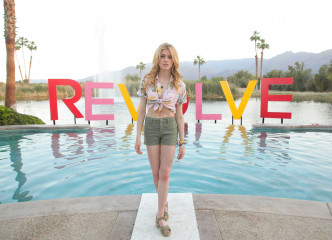 Katherine McNamara – Revolve Party at Coachella in Indio фото №1160201