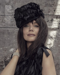 Katie Holmes for Town &amp; Country September 2024 фото №1401194