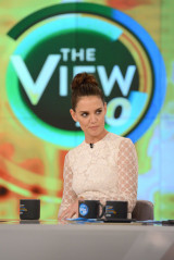 Katie Holmes Appeared on ‘The View’ TV Show in New York  фото №951325