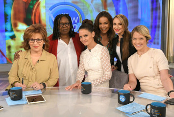 Katie Holmes Appeared on ‘The View’ TV Show in New York  фото №951326