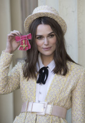 Keira Knightley – Investiture at Buckingham Palace in London фото №1125622