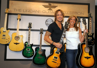 Keith Urban - The World Premiere of The URBAN Guitar Collection 10/04/2013 фото №1083843