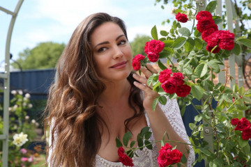 Kelly Brook at the Chelsea Flower Show in London фото №967656