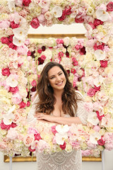 Kelly Brook at the Chelsea Flower Show in London фото №967657