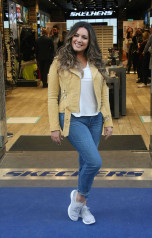 Kelly Brook – Photocall for Skechers in Dublin фото №1001729