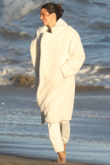 Kendall Jenner - Photoshoot in Malibu, CA 09/03/2021 фото №1316995