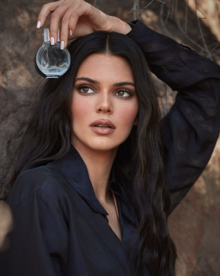 Kendall Jenner - KKW Fragrance (2021) фото №1316002