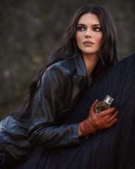 Kendall Jenner - KKW Fragrance (2021) фото №1315997