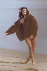 Kendall Jenner - Photoshoot in Malibu, CA  09/03/2021 фото №1309462