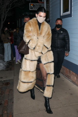 Kendall Jenner - Leaving Matsuhisa restaurant in Aspen, CO 01/16/2022 фото №1333930