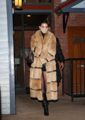 Kendall Jenner - Leaving Matsuhisa restaurant in Aspen, CO 01/16/2022 фото №1333928