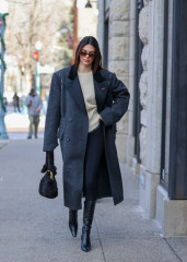 Kendall Jenner - Out and about in Aspen, CO 01/18/2022 фото №1334096
