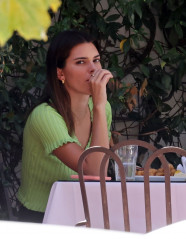 KENDALL JENNER Out for Lunch at Taverna Tony in Malibu 07/16/2020 фото №1264481