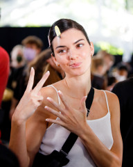 Kendall Jenner - Michael Kors Spring/Summer 22 Backstage фото №1309844