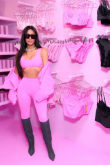 Kim Kardashian - SKIMS Valentine's Shop Pop-Up 02/08/2023 фото №1364778
