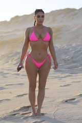 Kim Kardashian is seen in Cabo San Lucas, Mexico | 23.08.2020 фото №1272635