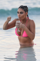 Kim Kardashian is seen in Cabo San Lucas, Mexico | 23.08.2020 фото №1272629