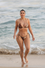 Kim Kardashian is seen in Malibu, California | 26.08.2020 фото №1272163