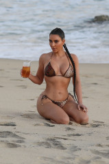 Kim Kardashian is seen in Malibu, California | 26.08.2020 фото №1272161