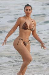 Kim Kardashian is seen in Malibu, California | 26.08.2020 фото №1272160