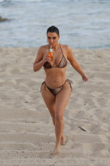 Kim Kardashian is seen in Malibu, California | 26.08.2020 фото №1272167