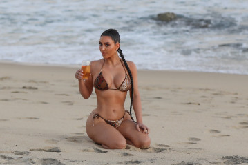 Kim Kardashian is seen in Malibu, California | 26.08.2020 фото №1272165
