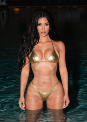 Kim Kardashian - Golden Bikini Photoshoot 2023 фото №1381505