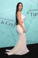 Kim Kardashian – 2018 Tiffany Blue Book Collection: The Four Seasons of Tiffany  фото №1107883