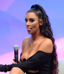 Kim Kardashian at Los Angeles Beautycon Festival фото №1085838