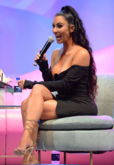 Kim Kardashian at Los Angeles Beautycon Festival фото №1085835