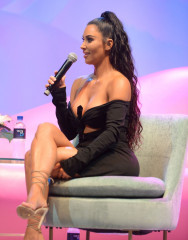 Kim Kardashian at Los Angeles Beautycon Festival фото №1085829
