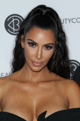 Kim Kardashian at Los Angeles Beautycon Festival фото №1085825