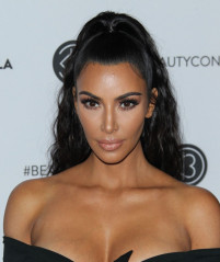 Kim Kardashian at Los Angeles Beautycon Festival фото №1085840