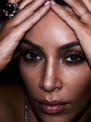 Kim Kardashian | VIOLET GREY фото №1012982