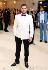 Kit Harington-Met Gala 2021 фото №1318729