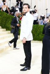 Kit Harington-Met Gala 2021 фото №1318727