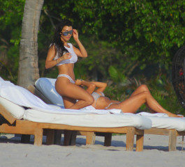 Kourtney Kardashian on the Beach in Mexico 04/26/2017 фото №959426