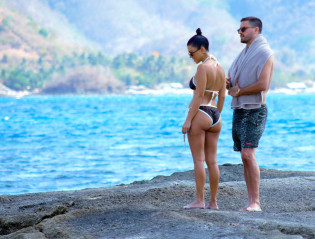 Kourtney Kardashian in Bikini on the Beach in Bali, October 2018 фото №1113657