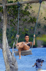 Kourtney Kardashian in Bikini on the Beach in Bali, October 2018 фото №1113654