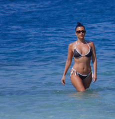 Kourtney Kardashian in Bikini on the Beach in Bali, October 2018 фото №1113660