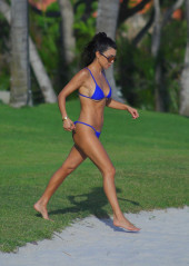 Kourtney Kardashian in Bikini on the Beach in Mexico фото №959224