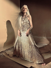 Kristen McMenamy ~ Vogue Japan June 2023 by Paul Kooiker фото №1386823