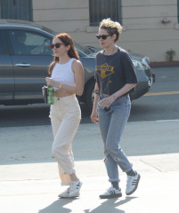 Kristen Stewart and New Girlfriend Sara Dinkin in Los Feliz фото №1127454