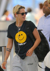 Kristen Stewart and Stella Maxwell – JFK Airport in NYC 07/08/2019 фото №1196529