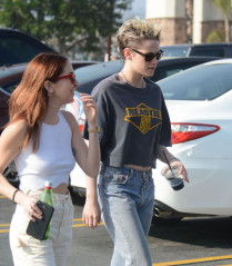 Kristen Stewart and New Girlfriend Sara Dinkin in Los Feliz фото №1127449